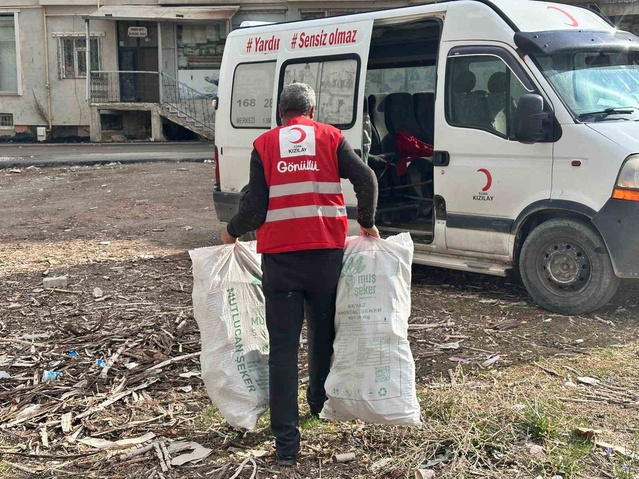 Van Muradiye'de Kızılay, kış öncesi yalnız yaşayan yaşlılara kömür ve odun dağıtıyor