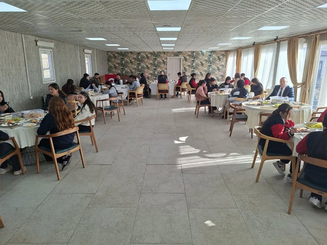 Ağrı Diyadin'de Kaymakam Korkusuz, lise öğrencilerinin kariyer planlarını dinledi