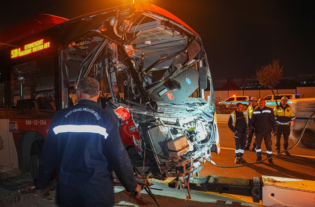 Ankara'da belediye otobüsü, üst geçide çarptı: 24 yaralı