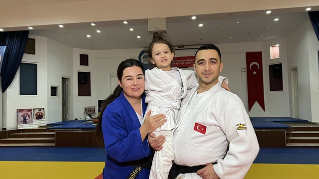 Ankara Çubuk'ta 6 yaşındaki Miray judoya başlayınca anne ve babası da mindere indi