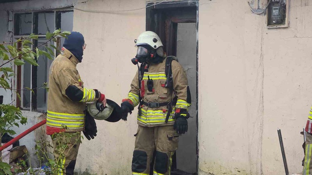Düzce'de sobadan çıkan yangın Feyzullah Avağ'a ait evi kullanılamaz hale getirdi