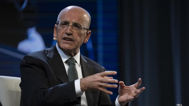 Şimşek: Türkiye'nin borçluluk düzeyinin düşük olması ekonomik şoklara karşı dayanıklılığını artırıyor