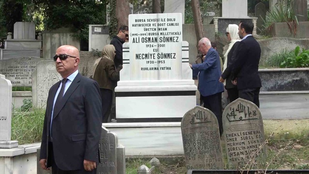 Ali Osman Sönmez, 25. ölüm yıl dönümünde Emirsultan'da kabri başında anıldı