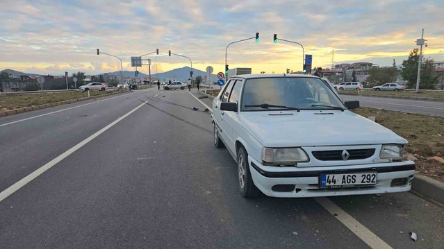 Gaziantep İslahiye'de çarpışan iki otomobilde hasar oluştu, yaralanan olmadı