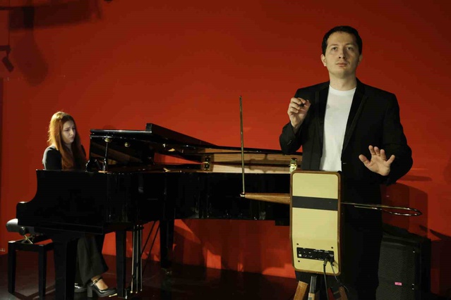 Leon Theremin'in büyük torunu Bursa'da teremin çaldı, enstrümanı müzeye bağışladı