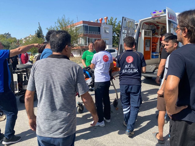 Antalya Serik'te otomobille çarpışan elektrikli bisikletteki 2 kişi yaralandı