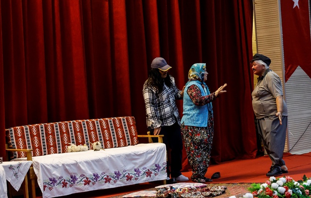 Ümmiye Koçak'ın 'Anne Elimi Bırakma' oyunu Toroslar'da ilk kez seyirciyle buluştu