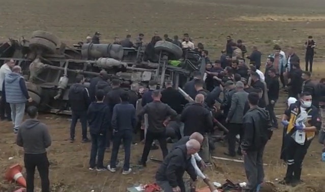 Yüksekova'da iki ayrı trafik kazasında 2'si ağır 9 kişi yaralandı
