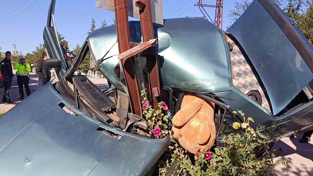 Suluova'da kediye çarpmamak için manevra yaptığı öne sürülen otomobil direğe çarpıp ikiye bölündü