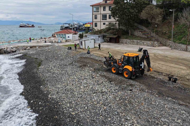 Bursa Büyükşehir ekipleri, Tirilye sahilini yağış sonrası 20 personelle temizledi