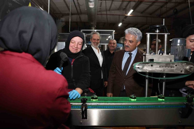 Yeni Taşköprü'deki kozmetik fabrikasında üretim hattını Düzce Valisi Makas gördü