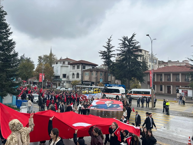 Bozüyük'te 29 Ekim yürüyüşü Cumhuriyet Meydanı'nda saygı duruşuyla sona erdi