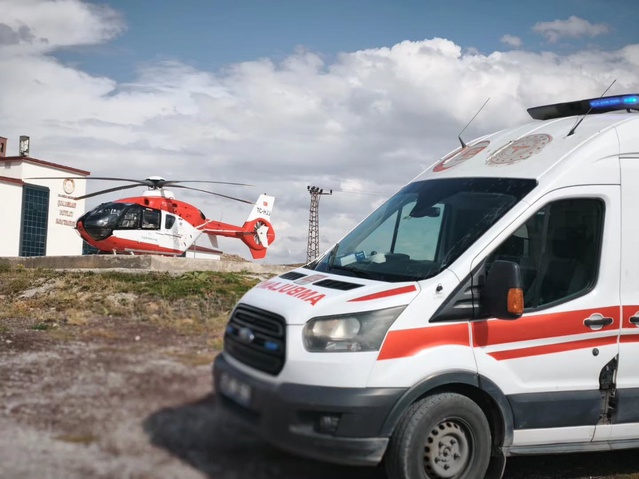 Çaldıran'dan sevk edilen sepsis tanısı konulan 21 günlük bebek Van hastanesine ulaştı
