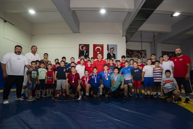İzmir'deki güreş merkezinde 5 gün eğitim alan 3 minik pehlivan Türkiye şampiyonu oldu