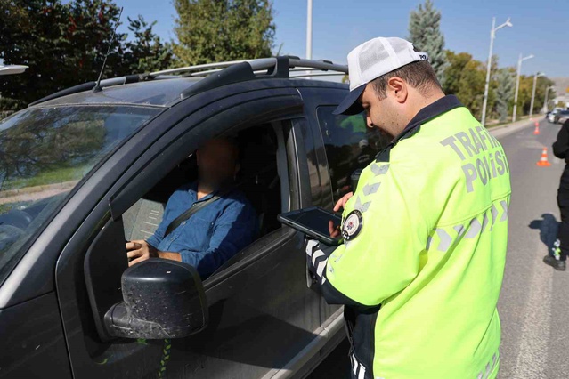 Elazığ'da dronlu denetimde emniyet kemeri takmayan sürücülere ceza kesildi