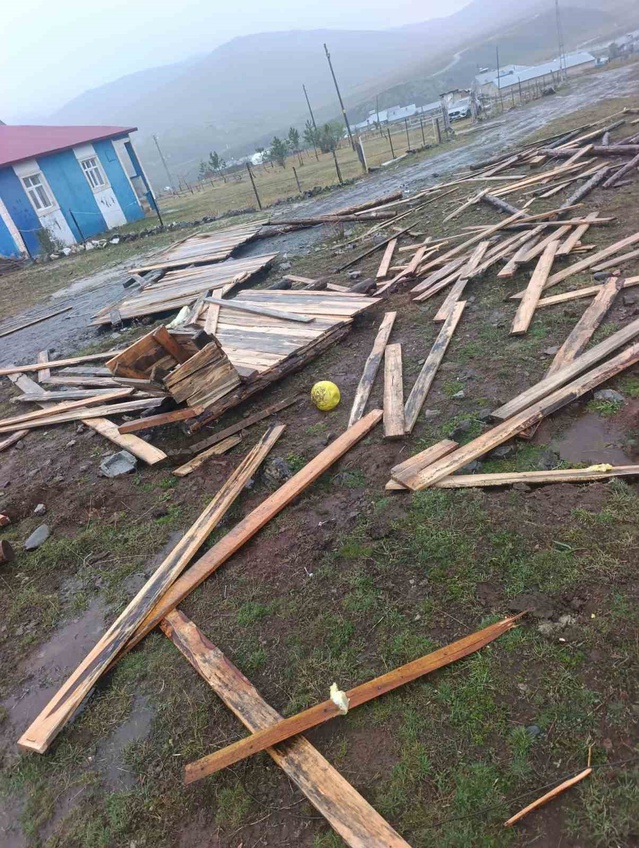 Erzurum Tekman'da hortum çatıları uçurdu, karaciğer nakilli vatandaş yardım bekliyor