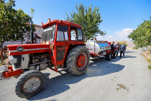 Kayseri Büyükşehir, Kuşçu ve Yemliha'ya 3 ton su kapasiteli yangın aracı verdi