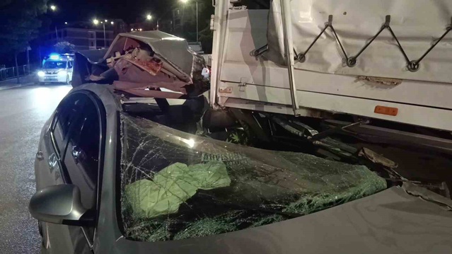 Amasya'da otomobil kamyonete arkadan çarparak hurdaya döndü, sürücü yaralandı