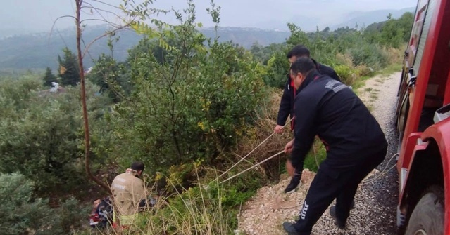 Hatay Defne'de kayalıklardan düşerek yaralanan vatandaşı itfaiye ekipleri kurtardı