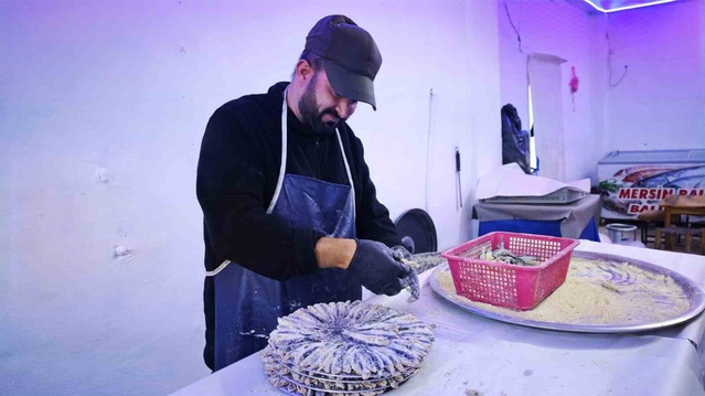 Bitlis Ahlat'ta soğuk havalarla balık satışı ve pişiriminde yoğunluk yaşanıyor