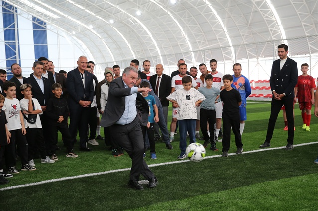 Ersoy ile Bak, Antalya İbradı'da gençlere spor önerisinde bulunup hediye verdi