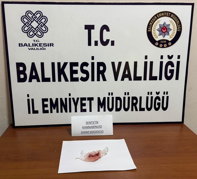 Balıkesir Manyas'ta 8,32 gram bonzai ham maddesi ele geçirildi, 2 şüpheli gözaltında.