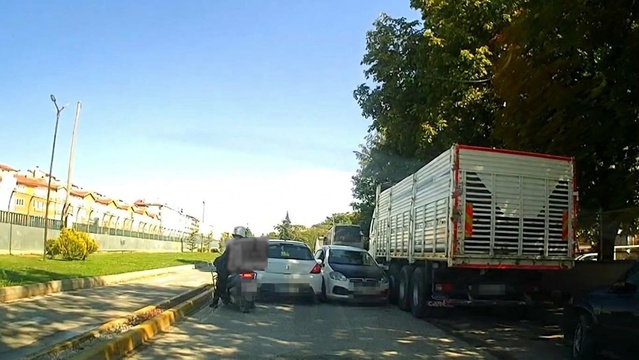 Eskişehir Tepebaşı'nda ters yöne giren otomobil kaza yaşanmadan kameraya yakalandı