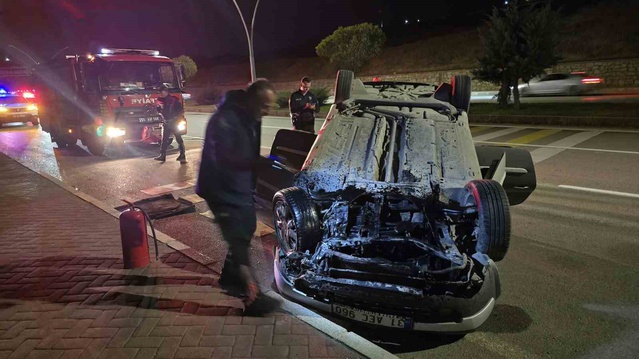 Van Edremit'te otomobil takla attı, yaralanan 2 kişi hastaneye kaldırıldı