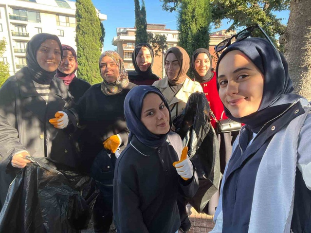 BEÜ İlahiyat öğrencileri Zonguldak Kozlu'da 13 öğrenciyle mezarlıkta temizlik yaptı