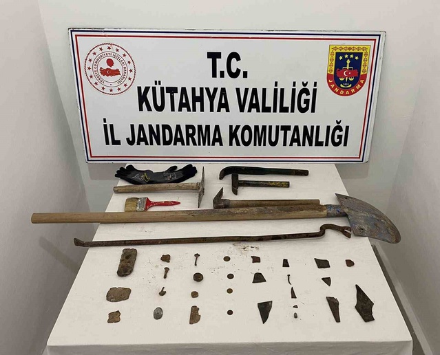 Kütahya'da operasyonda tarihi eser olduğu değerlendirilen 28 obje ele geçirildi