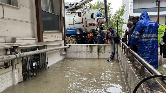 İstanbul Esenyurt'ta sağanak sonrası su baskınlarına Esenyurt Belediyesi müdahale etti