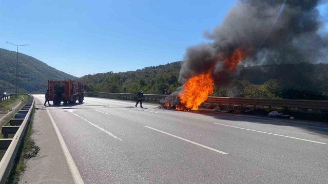 Samsun Kavak'ta alev alan otomobil demir yığınına döndü, 2'si çocuk 4 kişi kurtuldu