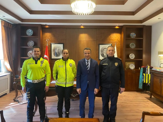 İnegöl'de yaralı gencin başında şemsiye tutan polis Şerife Nur Can ödüllendirildi