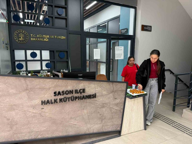 Batman Sason'da en çok ziyaretçi çeken kütüphanede öğrencilere tatlı ikram ediliyor