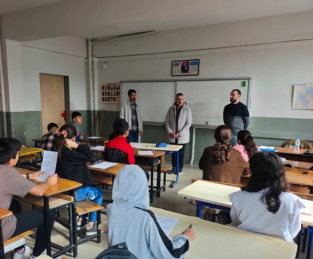 Patnos'ta DYK kurslarını inceleyen Milli Eğitim Müdürü Zorlu öğrencilerle sohbet etti