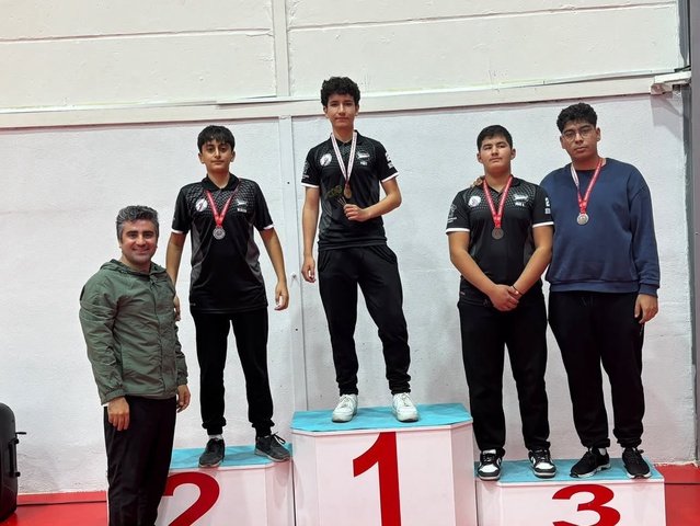 Sivrihisar'da düzenlenen dart turnuvasında dereceye giren sporcular madalyalarını aldı