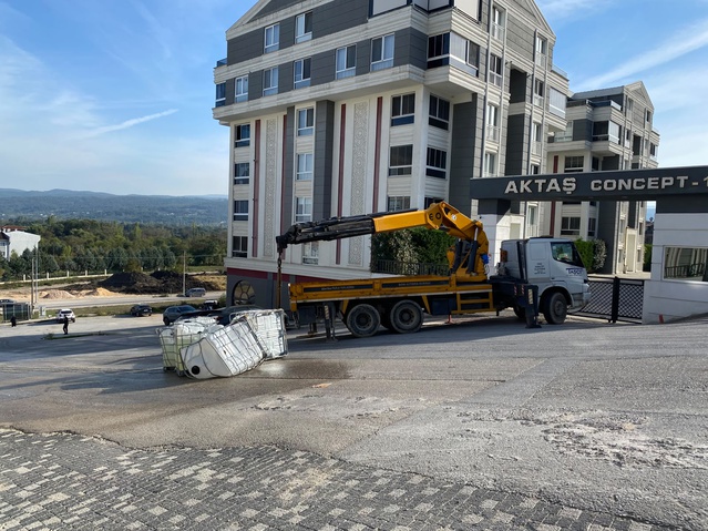 Bursa'da kamyondan yola sızan sülfürik asit nedeniyle cadde trafiğe kapatıldı