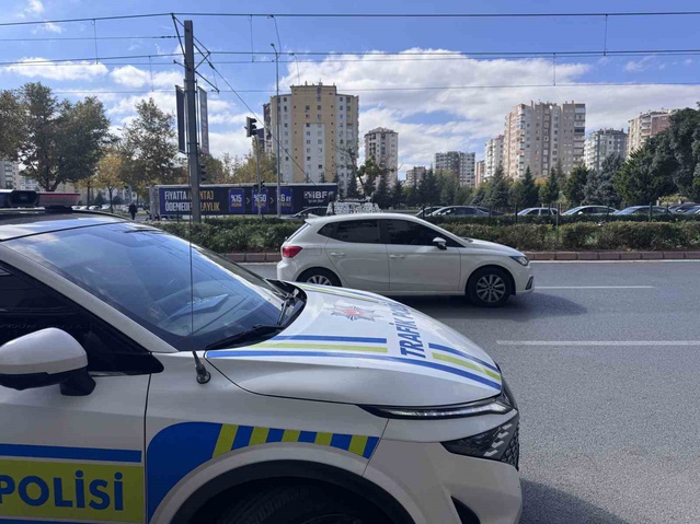 Kayseri Melikgazi'de iki otomobil çarpıştı, takla atan araçta 1 kişi yaralandı
