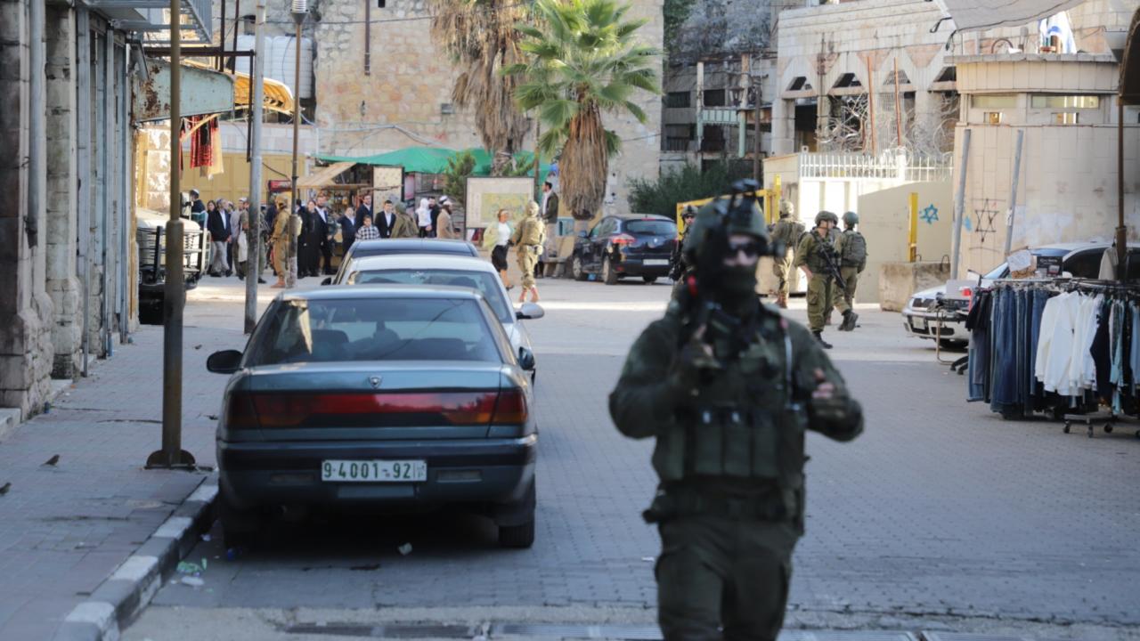 Katil İsrail, Batı Şeria'nın El Halil şehrine geniş çaplı askeri operasyon başlattı