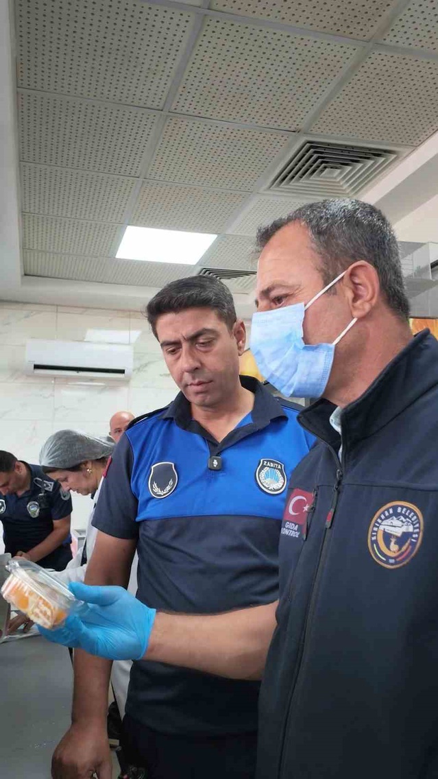 Kırıkhan'da zabıta, tavuk nugget ve gazlı içecek satan kantinleri uyardı