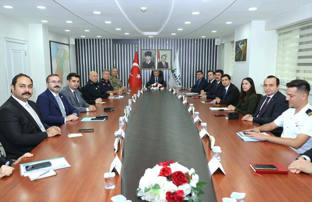 Artvin'de Vali Ergün başkanlığındaki güvenlik toplantısında okul güvenliği ele alındı