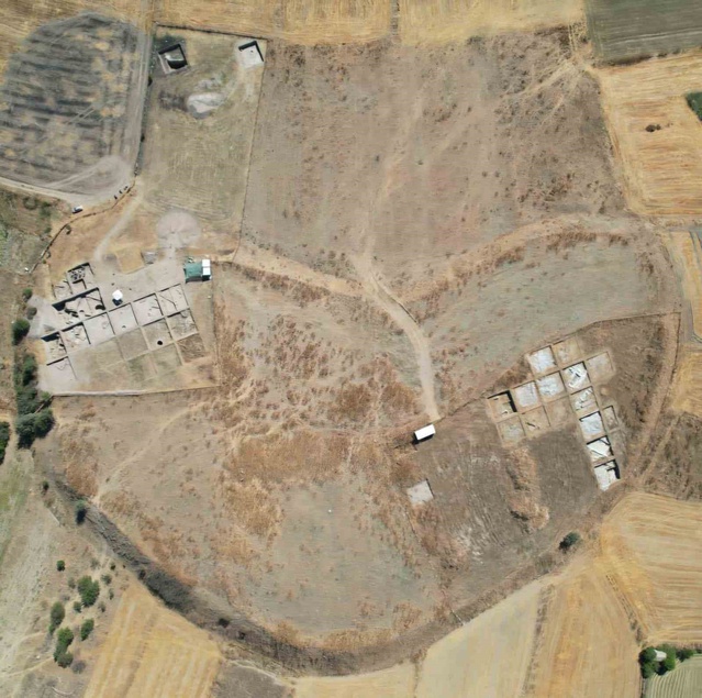Tavşanlı Höyük kazısında dikkat çeken buluş: Kerpiçte 4 bin yıllık köpek izleri
