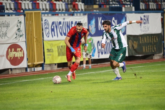 Amasyaspor FK, Karabük İdmanyurdu'nu 83 ve 89'da attığı gollerle 2-1 yendi