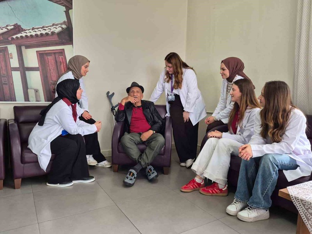 ESOGÜ hemşirelik öğrencileri yaşlılarla 'Kutuda Ne Var?' etkinliği düzenledi