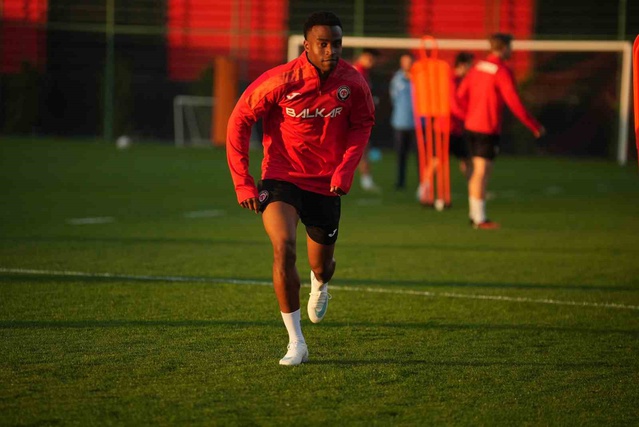 Çorum FK, Göztepe deplasmanı öncesi ilk antrenmanı Burak Yılmaz yönetiminde yaptı