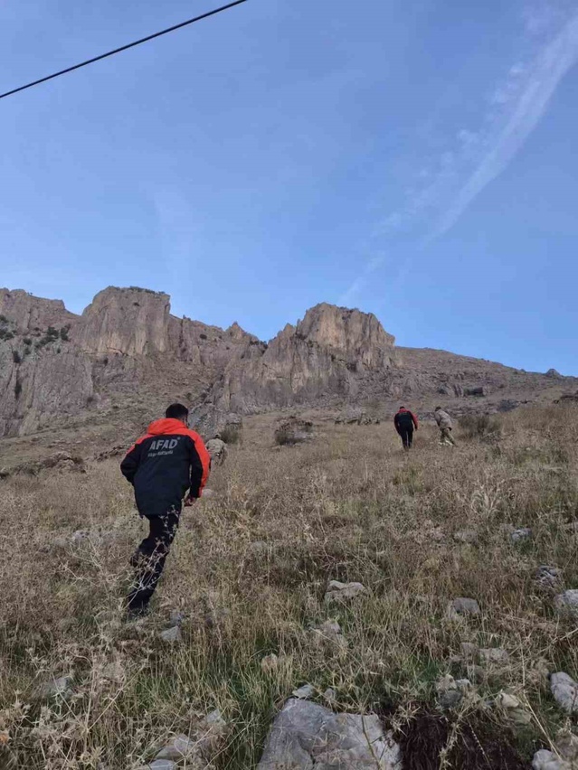 Şırnak'ta kayıp işitme engelli genç, gece süren aramada mağarada sağ bulundu