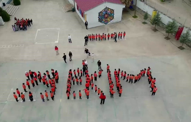 Diyarbakır Silvan'da öğrenciler 29 Ekim coşkusunu Malabadi Köprüsü'nde yaşadı