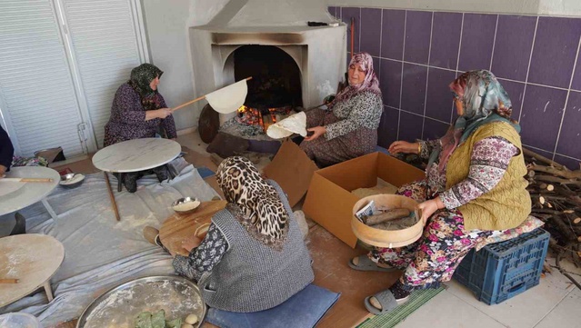 Manisa'da 11 kadın, 50 yıllık yufka geleneğinin bitmesinden endişe ediyor