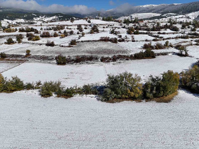 Uşak'ta yüksek kesimlerde kar etkisini gösterdi, manzaralar dronla kaydedildi