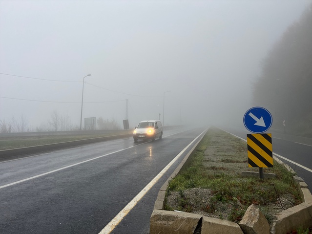 Bolu Dağı geçişinde sis ve yağmur etkili oldu, Düzce'de görüş mesafesi düştü